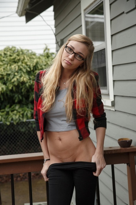 Kendra Sunderland hot picture